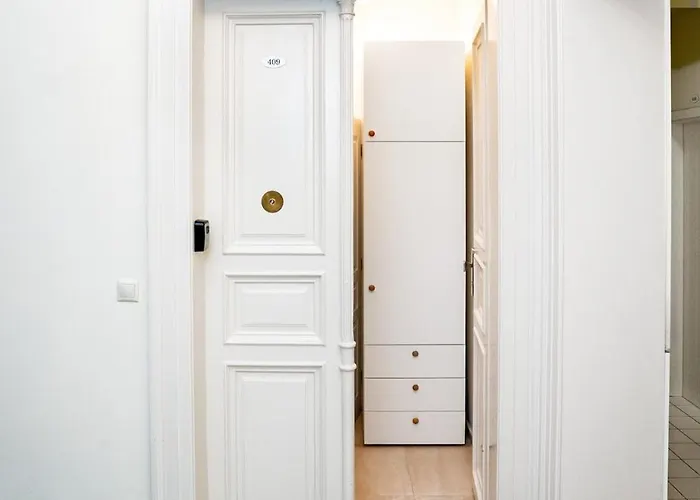 Nest, Cozy Modern * Praag